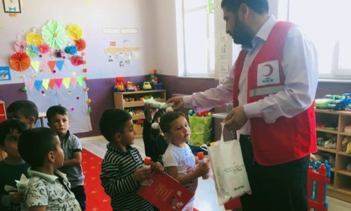 Kızılay minikleri sevindirdi