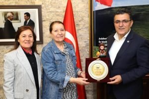 Hayırsever Saadet Kızılyar’dan yüzlerce öğrenciye kırtasiye yardımı 1 AW712364 02
