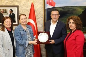 Hayırsever Saadet Kızılyar’dan yüzlerce öğrenciye kırtasiye yardımı 2 AW712364 03
