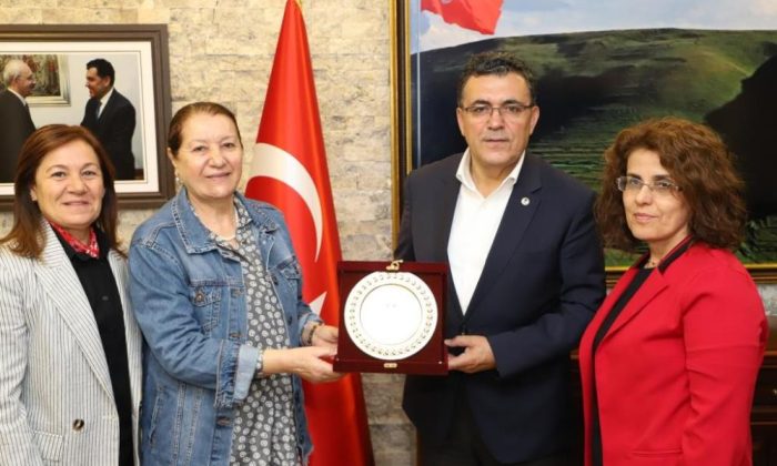 Hayırsever Saadet Kızılyar’dan yüzlerce öğrenciye kırtasiye yardımı