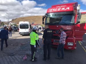 Çıldır'da öğrenci servisi ile tır çarpıştı 1 AW712781 01