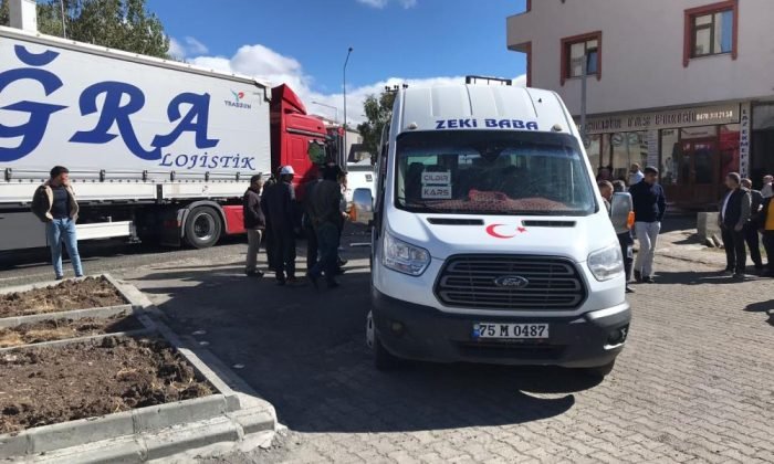 Çıldır’da öğrenci servisi ile tır çarpıştı