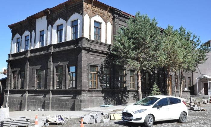 Kars’ta 100 yıllık bina gün yüzüne çıkarıldı