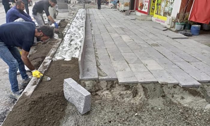 Kars’ta kaldırım ve yol çalışmaları sürüyor