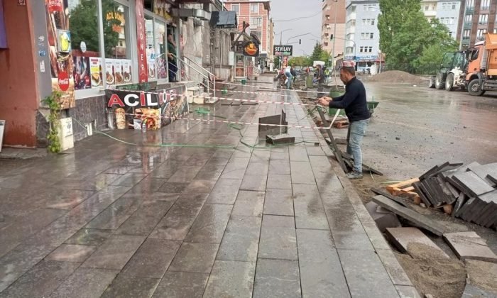 Kars’ta kaldırım ve yol çalışmaları sürüyor