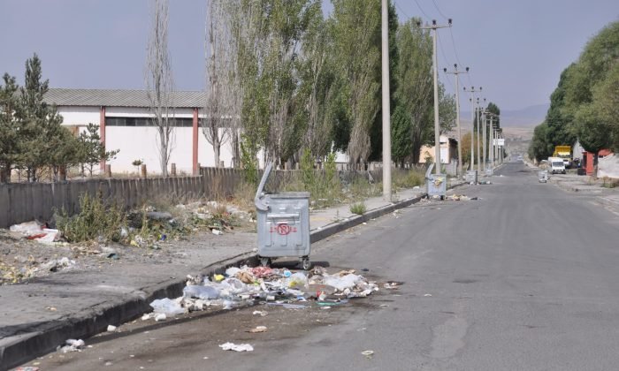 Kars’ta gelişi güzel atılan çöpler çevreyi kirletiyor