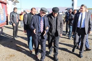 Başkan Demir’den hayvan pazarına ziyaret 1 AW721718 01