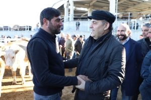Başkan Demir’den hayvan pazarına ziyaret 3 AW721718 04