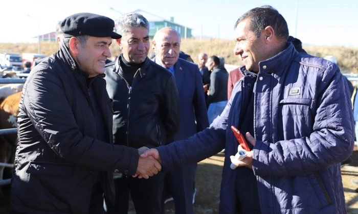 Başkan Demir’den hayvan pazarına ziyaret