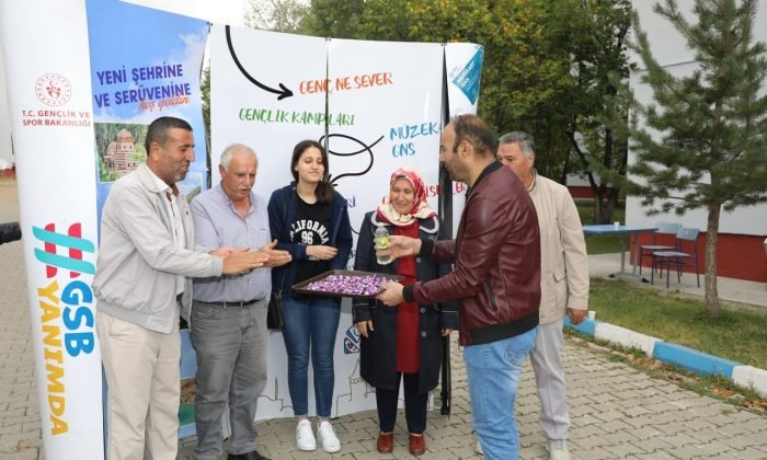 Ağrı’da öğrenciler ikramlarla karşılandı