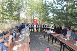 Vali Öksüz, köylülerle bir araya geldi 2 AW723657 02