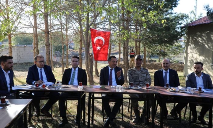 Vali Öksüz, köylülerle bir araya geldi