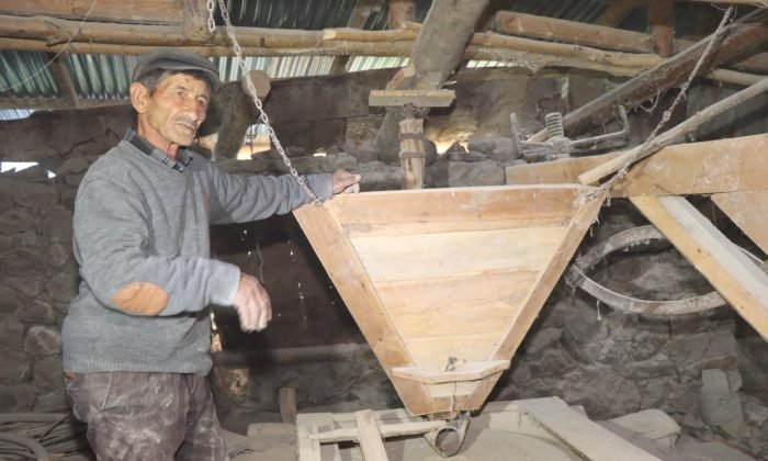 300 yıllık su değirmeni un öğütmeye devam ediyor