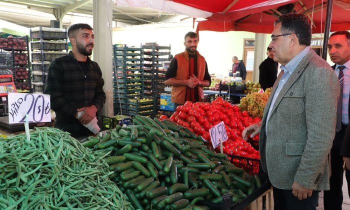 Başkan Demir ve ekibi sebze pazarına çıkarma yaptı