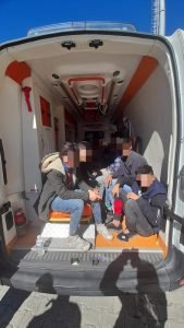 Ağrı’da özel şirkete ait ambulansta 12 kaçak göçmen yakalandı 2 AW724818 01