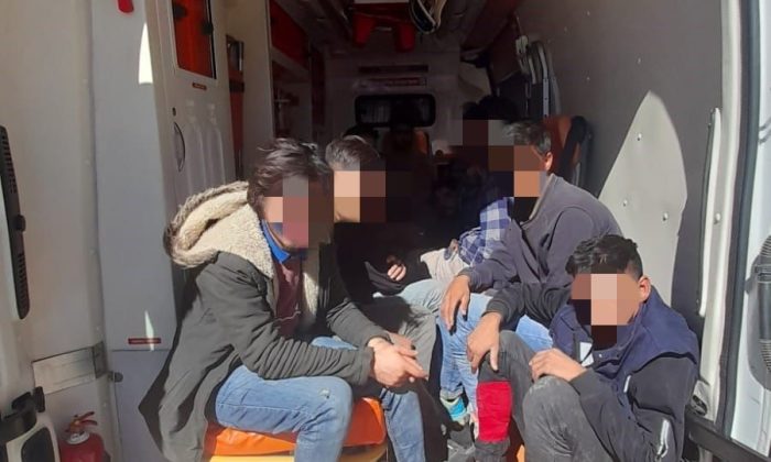 Ağrı’da özel şirkete ait ambulansta 12 kaçak göçmen yakalandı