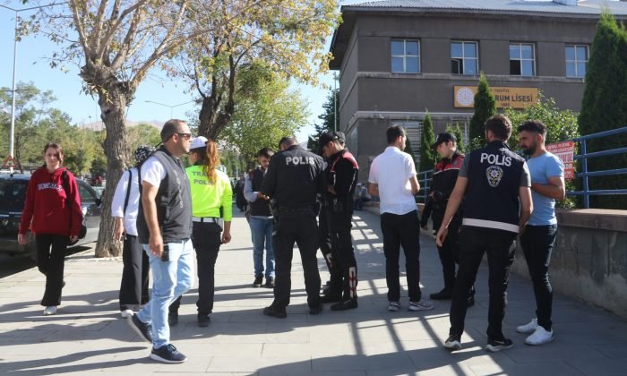 Erzurum Emniyeti okul önlerinde şüpheli şahıslara göz açtırmıyor
