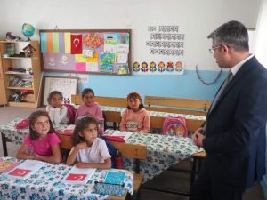 Kaymakam Çalışır köy okullarını ziyaret etti 1 AW725483 03