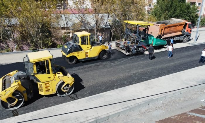 Kars’ta mahalleler asfalt yollara kavuştu