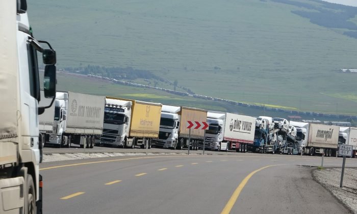 Aktaş’ta 7 kilometrelik tır kuyruğu oluştu