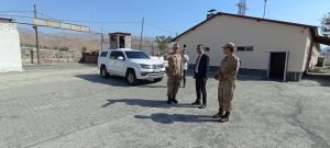Kaymakam Daştan, üs bölgesinde 1 AW728667 02
