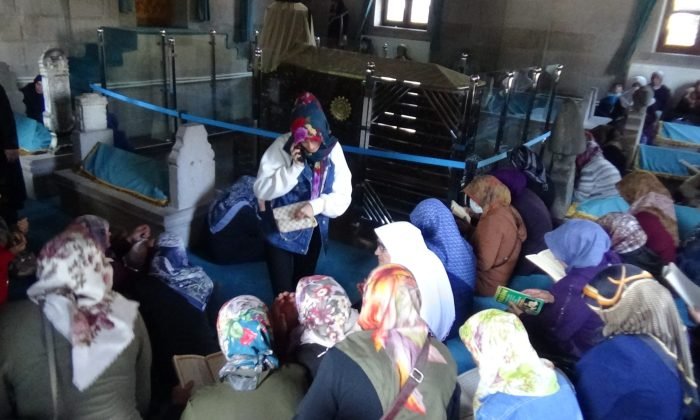 Harakani Hazretleri’nin türbesi kandilde doldu taştı
