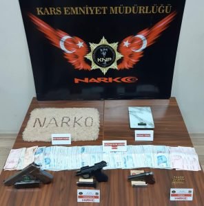 Kars’ta araç tavan lambasına saklanan uyuşturucu polise takıldı 1 AW733676 01