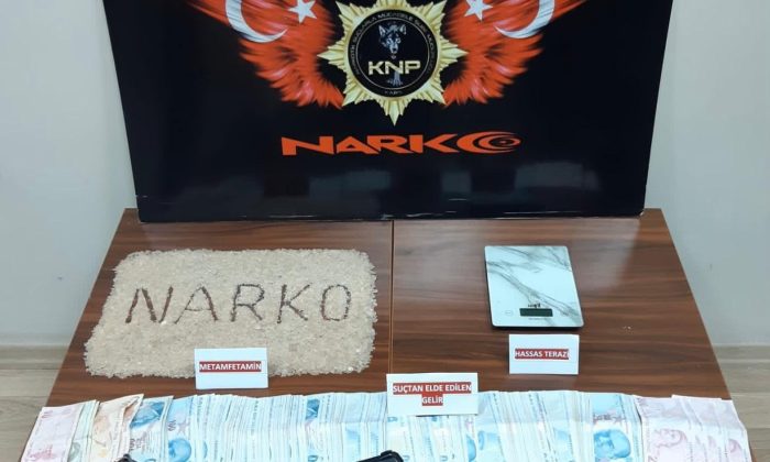 Kars’ta araç tavan lambasına saklanan uyuşturucu polise takıldı