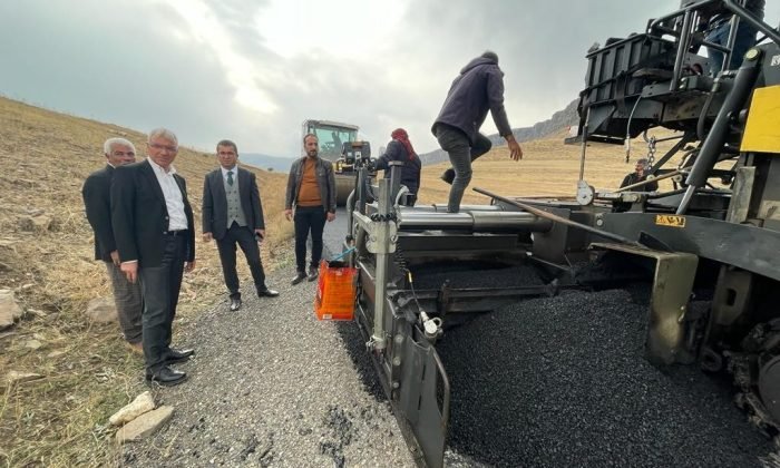 Kağızman’da köy yolları sıcak asfalt oluyor