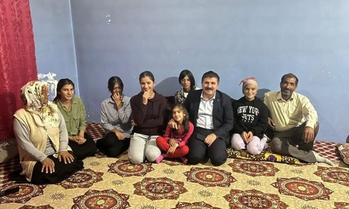 Vali ve Belediye Başkan Vekili Sarıibrahim’den 8 çocuklu aileye ziyaret