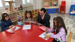 Digor’da kaymakamdan çocuklara oyuncak 2 AW743041 02