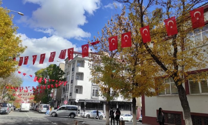 Kars’ta Cadde ve Sokaklar Bayraklarla Donatıldı | Kars Haber