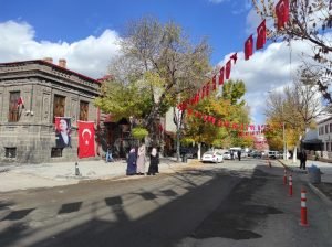 Kars’ta Cadde ve Sokaklar Bayraklarla Donatıldı | Kars Haber 2 AW746547 02