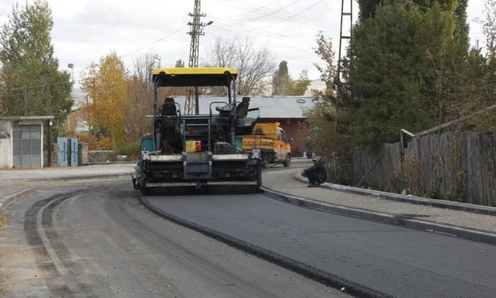 Kars’ta Mahalleler Sıcak Asfalta Kavuştu