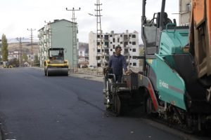 Kars’ta Mahalleler Sıcak Asfalta Kavuştu 2 AW747103 04
