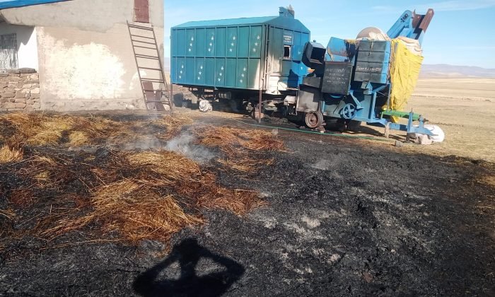 Kars’ta 1O Ton Ot, 5 Ton Yem, 2 traktör Konteyner Yaktılar