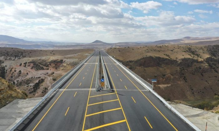 Sürücülerin Dikkatine Horasan Karakurt Yolu Açıldı