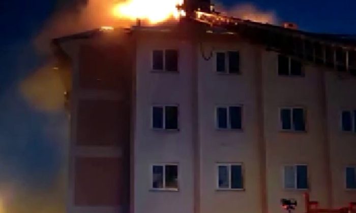 Kars’ta boş binanın çatısı alev alev yandı
