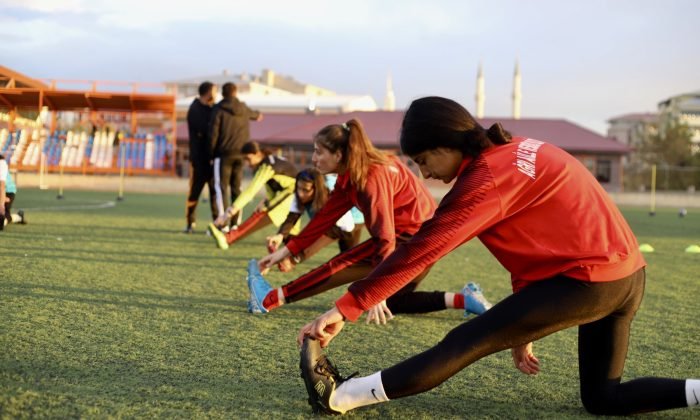 Kadın futbolcular, önyargılara gol atıyor
