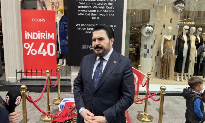 Başkan Sayan, Taksim’deki patlamada hayatını kaybedenler için karanfil bıraktı