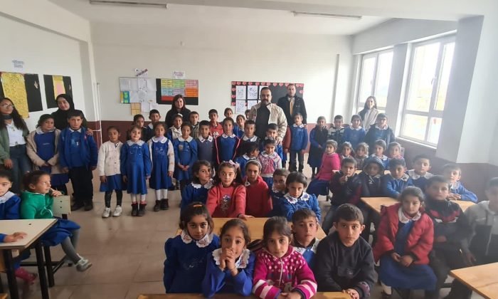 Öğrencisini okul sırasından öğretmen masasına taşıyan öğretmenden duygusal sürpriz