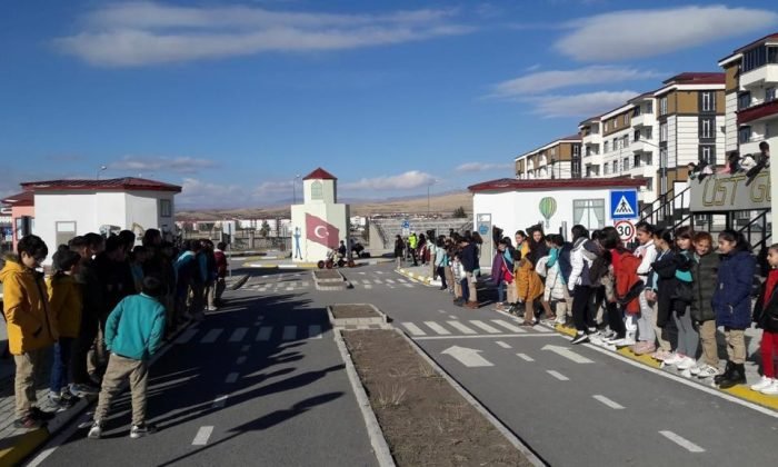 Kars’ta öğrencilere uygulamalı trafik eğitimi verildi