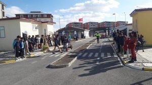 Kars’ta öğrencilere uygulamalı trafik eğitimi verildi 1 AW766603 03