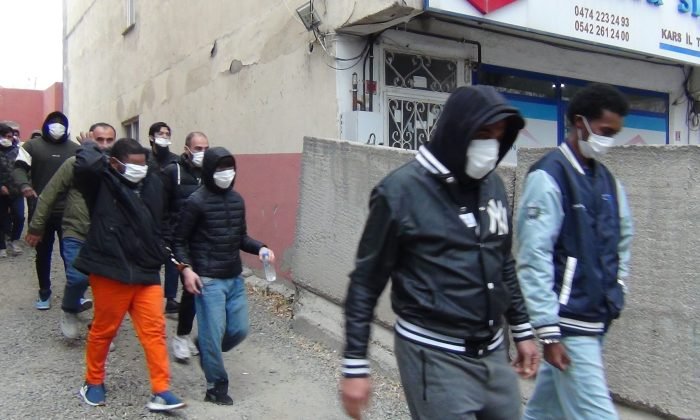 Kars’ta düzensiz göçmenler sınır dışı ediliyor
