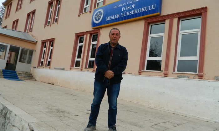 56 yaşındaki Ali amcanın eğitim aşkı örnek oluyor