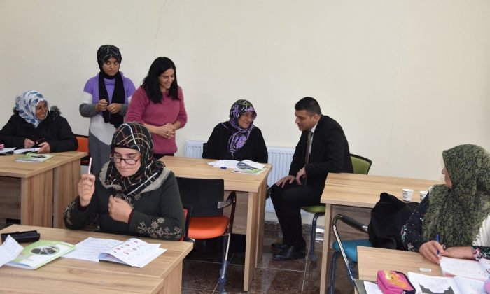 Iğdır’da okuma yazma kursu ilgi görüyor