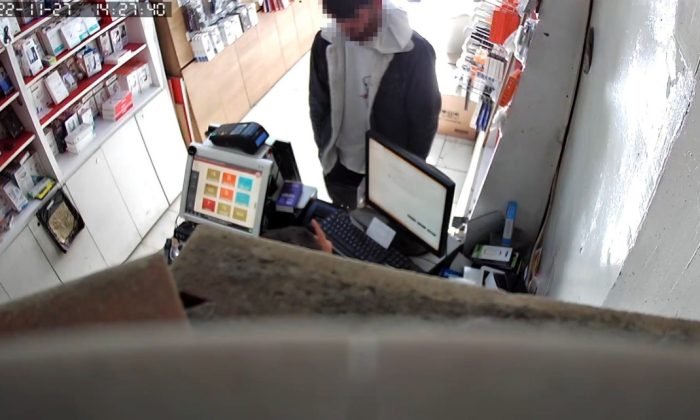 Kars’ta müşteri gibi geldi 7 bin liralık cep telefonu çaldı
