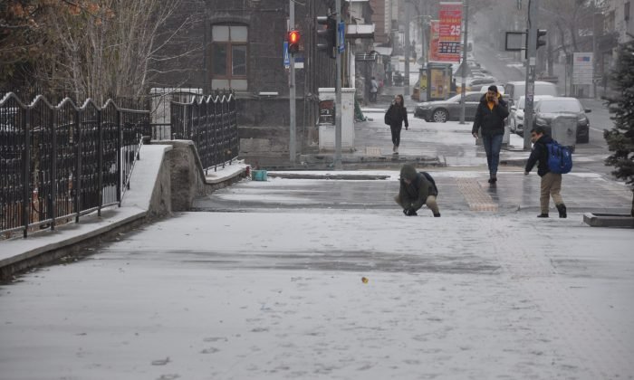 Kars’a Mevsimin İlk Karı Yağdı