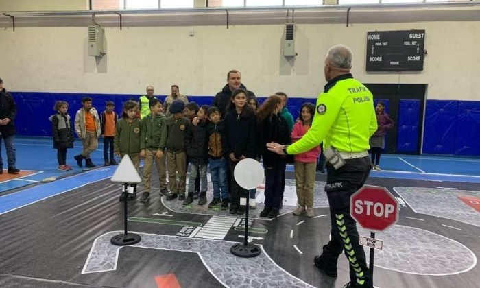 Kars’ta öğrencilere trafik eğitimi verildi