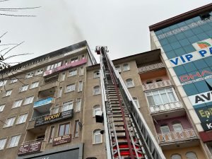 Emlak ofisinde çıkan yangın korkuttu 1 AW771332 01